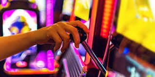 6pgn ကာစီနို — Baccarat နှင့် Roulette ကို MMK ဖြင့် Online ကစားနေသောမြင်ကွင်း